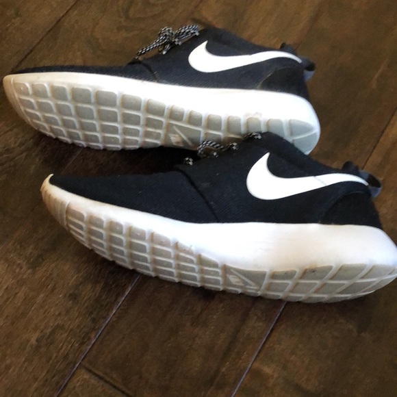 Women’s Nike Roshe One - Picture 3 of 4